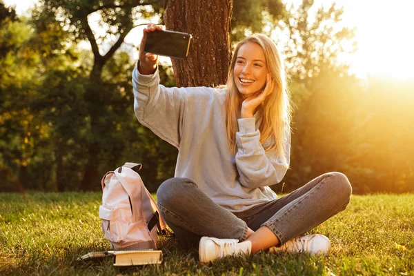 Retrato Una Joven Sonriente Con Mochila Sentada Una Hierba Parque —  Fotos de Stock