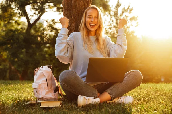 Retrato Una Joven Feliz Con Mochila Sentada Con Las Piernas —  Fotos de Stock