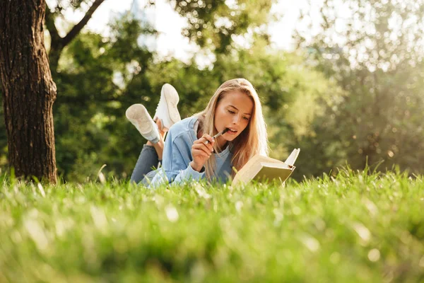 Ritratto Una Giovane Ragazza Pensierosa Sdraiata Erba Parco Che Legge — Foto Stock