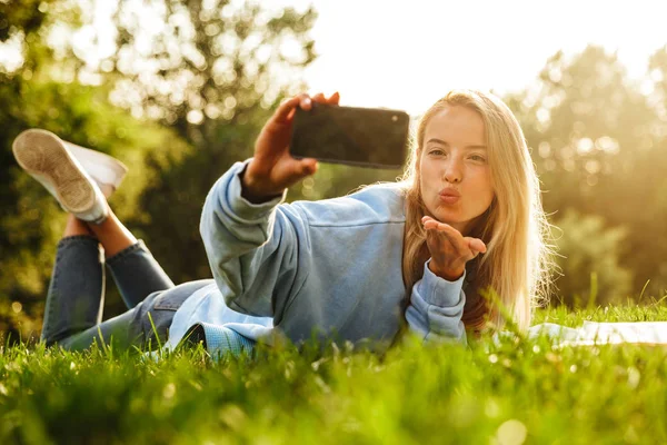 Retrato Una Joven Encantadora Con Libro Tendido Una Hierba Parque —  Fotos de Stock