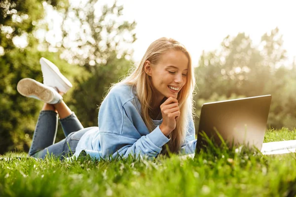 Retrato Una Encantadora Joven Acostada Una Hierba Parque Utilizando Ordenador — Foto de Stock