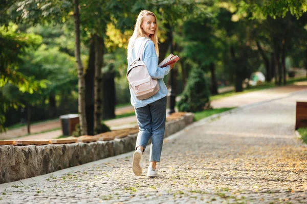 Ritratto Una Bella Studentessa Con Zaino Libro Testo Passeggiare Parco — Foto Stock