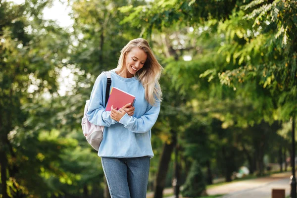 Retrato Uma Jovem Estudante Alegre Com Mochila Livro Didático Andando — Fotografia de Stock