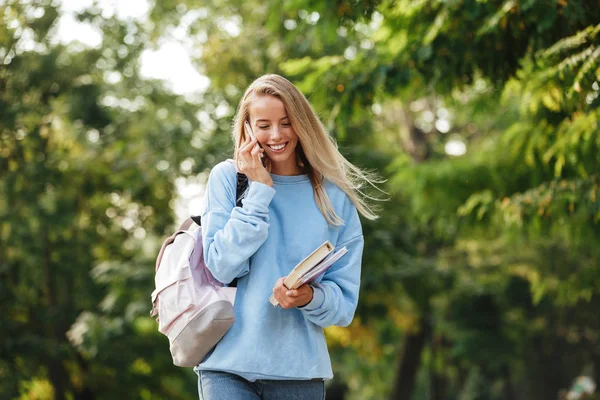 Portrét Usměvavá Mladá Dívka Studenta Batohem Učebnice Procházky Parku Mluvit — Stock fotografie