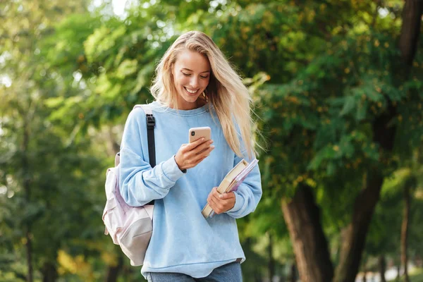 Portrét Usměvavá Mladá Dívka Studenta Batohem Učebnice Procházky Parku Držení — Stock fotografie