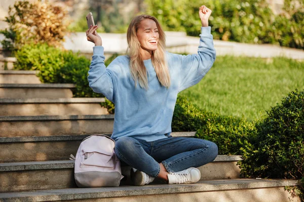 Retrato Una Joven Estudiante Alegre Con Mochila Jugando Juegos Teléfono — Foto de Stock