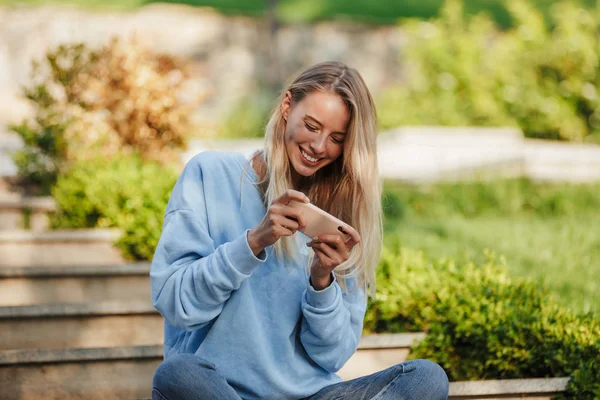 Portréja Egy Mosolygó Fiatal Lány Diák Hátizsák Játék Játékok Mobiltelefon — Stock Fotó