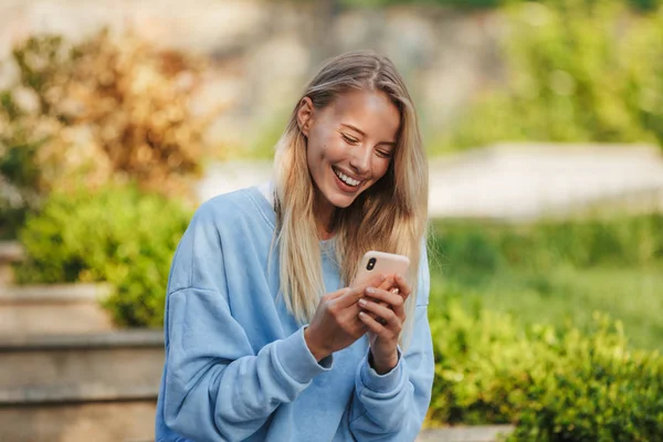 Portret Student Szczęśliwy Dziewczyna Siedzi Kroki Zewnątrz Patrząc Telefon Komórkowy — Zdjęcie stockowe