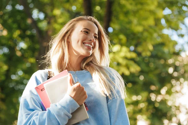 Närbild Skrattar Ung Flicka Student Med Ryggsäck Bär Böcker Promenader — Stockfoto