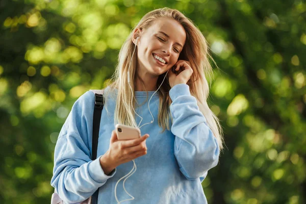 Boldog Fiatal Lány Diák Hátizsák Gazdaság Mobiltelefon Séta Parkban Hallgató — Stock Fotó