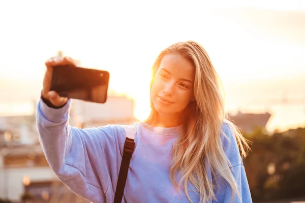 Retrato Uma Menina Sorridente Com Mochila Livre Durante Pôr Sol — Fotografia de Stock