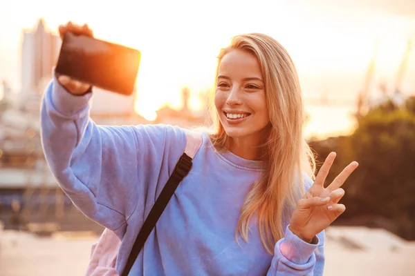 Portret Van Een Mooie Jonge Meisje Met Rugzak Permanent Buiten — Stockfoto