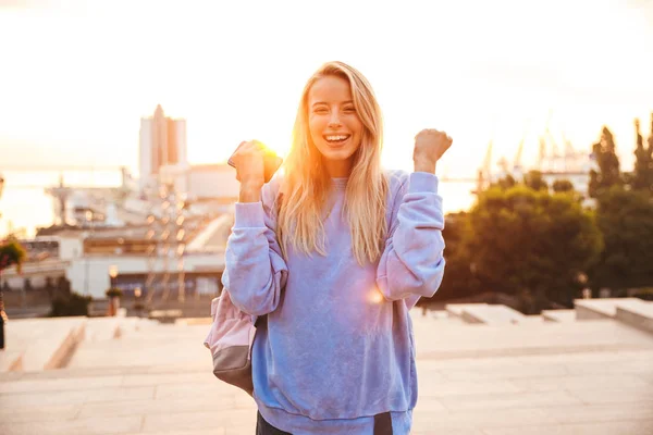 Ritratto Una Giovane Ragazza Felice Con Zaino Piedi All Aperto — Foto Stock