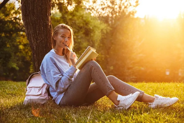 Retrato Una Encantadora Joven Sentada Una Hierba Parque Leyendo Libro — Foto de Stock