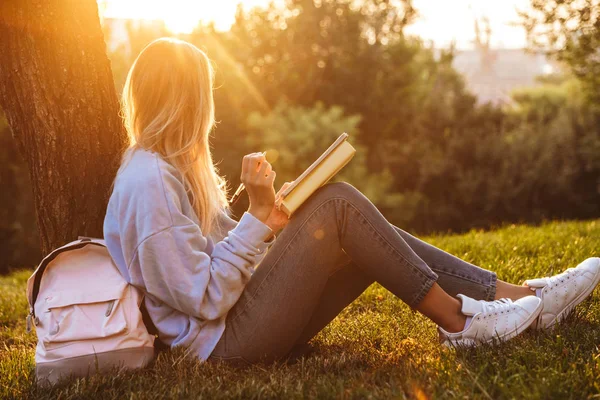 Portrait Young Girl Sitting Grass Park Reading Book Taking Notes — Stock Photo, Image
