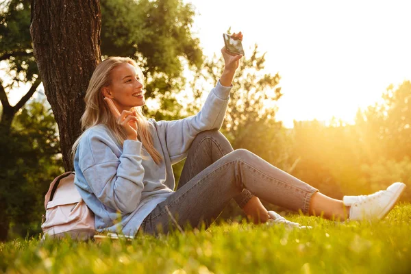 Porträtt Vacker Ung Flicka Med Ryggsäck Som Sitter Ett Gräs — Stockfoto