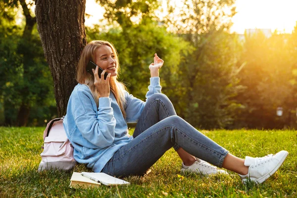 Retrato Una Joven Sonriente Sentada Una Hierba Parque Hablando Por —  Fotos de Stock