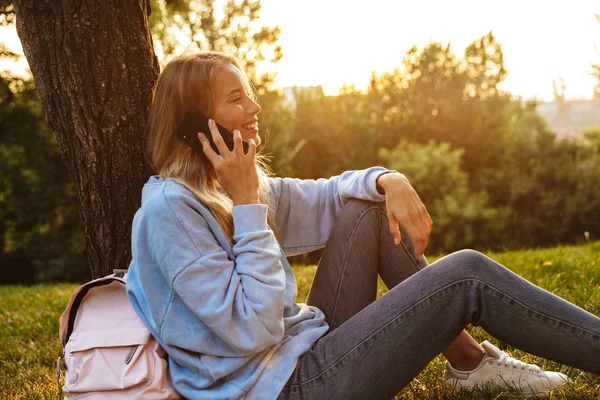 Retrato Una Linda Joven Sentada Una Hierba Parque Hablando Por —  Fotos de Stock