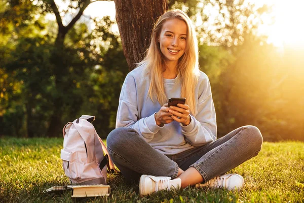 Portréja Egy Aranyos Fiatal Lány Fűben Parkban Mobiltelefon Használata — Stock Fotó