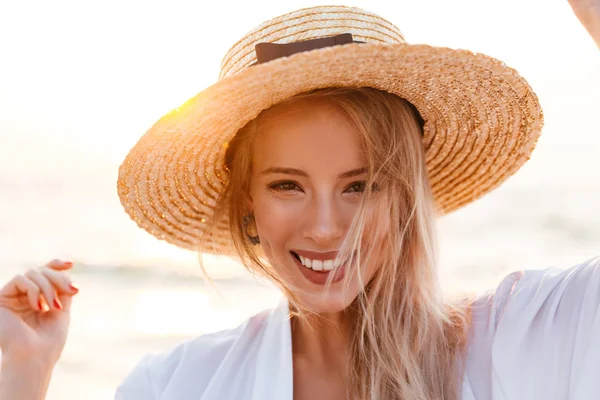 Obrázek Krásné Roztomilé Blond Ženy Nosí Klobouk Venku Pláži Pohledu — Stock fotografie