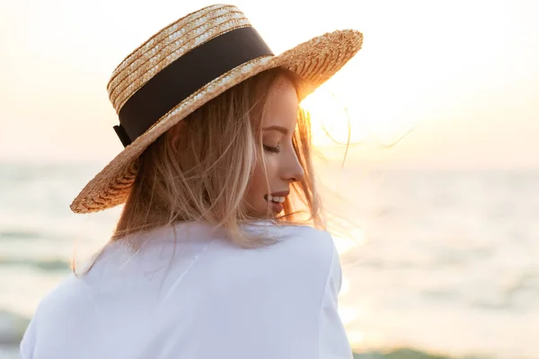 Imagen Mujer Rubia Linda Alegre Usando Sombrero Aire Libre Playa — Foto de Stock