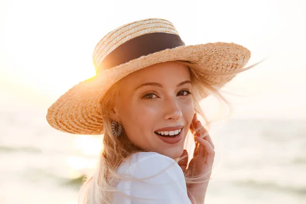 야외에서 카메라를 해변에서 모자를 귀여운 여자의 이미지 — 스톡 사진