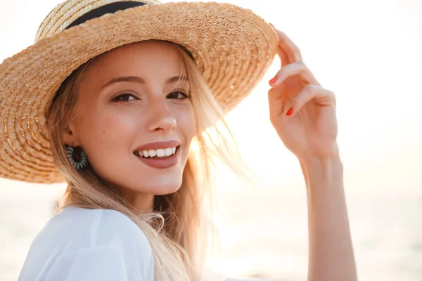 Imagem Bela Mulher Loira Bonito Usando Chapéu Livre Praia Olhando — Fotografia de Stock