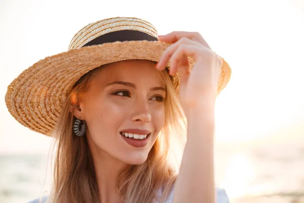 Immagine Allegra Donna Bionda Carina Che Indossa Cappello All Aperto — Foto Stock