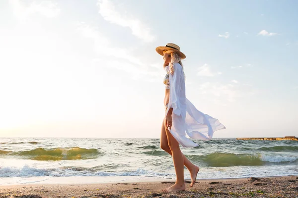 Foto Una Hermosa Joven Rubia Con Sombrero Caminando Aire Libre — Foto de Stock