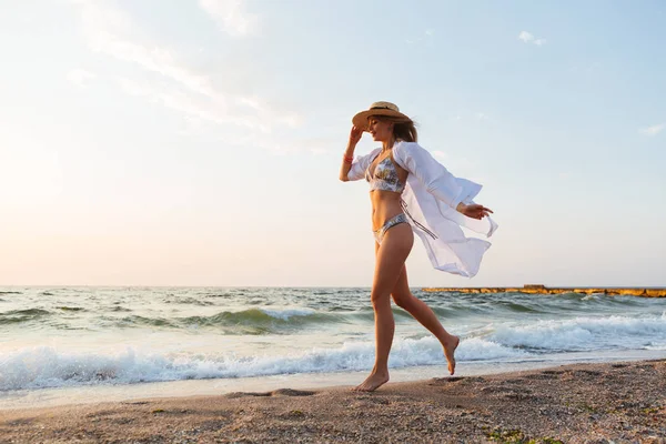 Imagem Uma Jovem Mulher Bonita Com Chapéu Andando Livre Praia — Fotografia de Stock