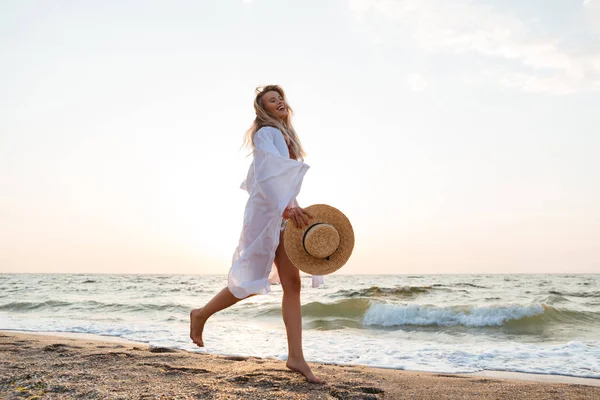 Picture Beautiful Young Blonde Woman Hat Walking Outdoors Beach — Stock Photo, Image
