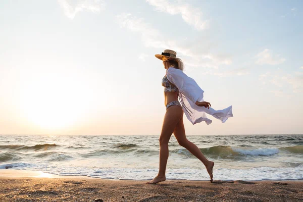 Bild Vacker Ung Blond Kvinna Med Hatt Promenader Utomhus Stranden — Stockfoto