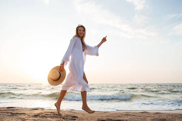 Imagem Uma Jovem Mulher Bonita Com Chapéu Andando Livre Praia — Fotografia de Stock