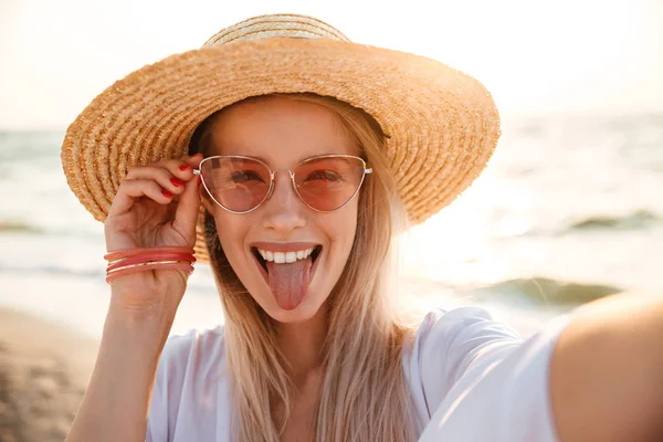 Vidám Fiatal Lány Nyári Kalap Fürdőruha Tölteni Időt Strandon Vesz — Stock Fotó