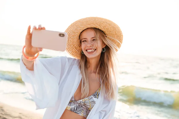 Jovem Alegre Chapéu Verão Roupa Banho Passando Tempo Praia Tirando — Fotografia de Stock