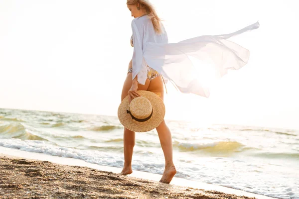 Bijgesneden Afbeelding Van Een Aantrekkelijke Jonge Vrouw Zomer Kleding Bedrijf — Stockfoto