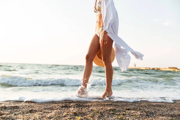Plaj Boyunca Yürüyen Bir Genç Uygun Kadın Şapkası Elinde Yaz — Stok fotoğraf