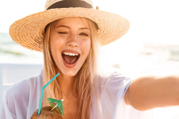 Image Joyful Pretty Woman 20S Summer Straw Hat Laughing Holding — Stock Photo, Image