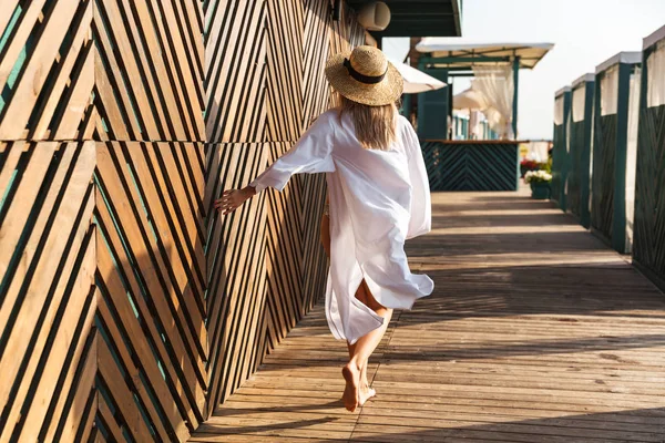 Вид Молодую Девушку Летней Шляпе Купальнике Отдыхающую Солнечном Пляже — стоковое фото