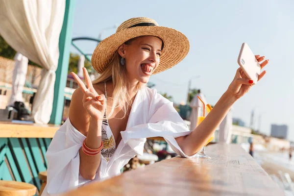 Foto Mujer Rubia Alegre Años Sombrero Paja Riendo Tomando Selfie —  Fotos de Stock