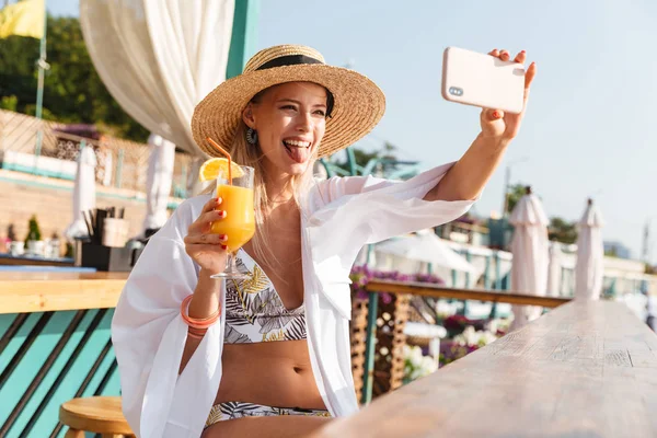 Photo Cheerful Young Woman 20S Straw Hat Smiling Taking Selfie — Stock Photo, Image