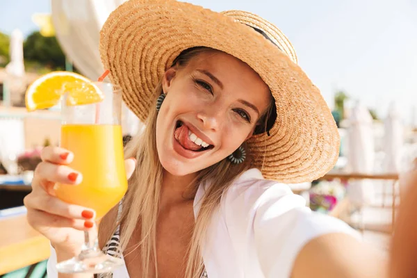 Fröhliches Junges Mädchen Mit Sommermütze Und Badebekleidung Das Sich Sonnigen — Stockfoto