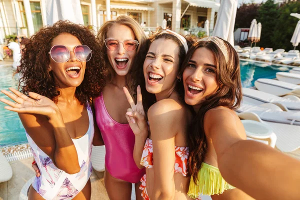 Cuatro Encantadoras Mujeres Jóvenes Traje Baño Tomando Una Selfie Mientras — Foto de Stock