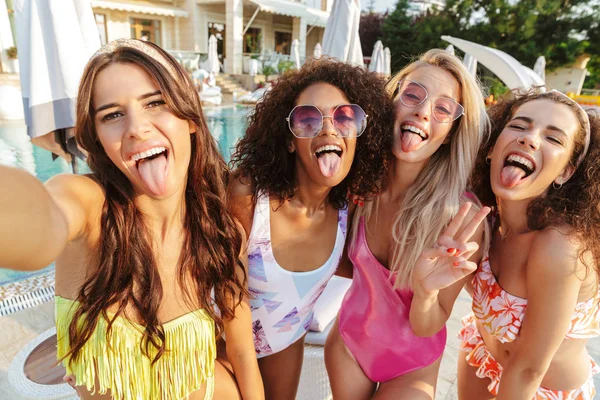 Cuatro Alegres Mujeres Jóvenes Traje Baño Tomando Una Selfie Mientras —  Fotos de Stock