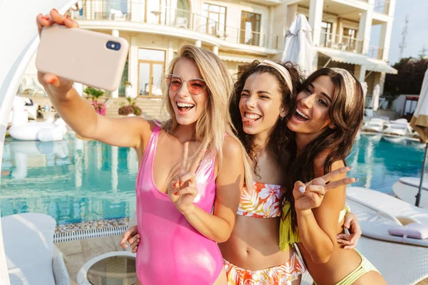 Tres Mujeres Jóvenes Felices Traje Baño Tomando Una Selfie Mientras — Foto de Stock