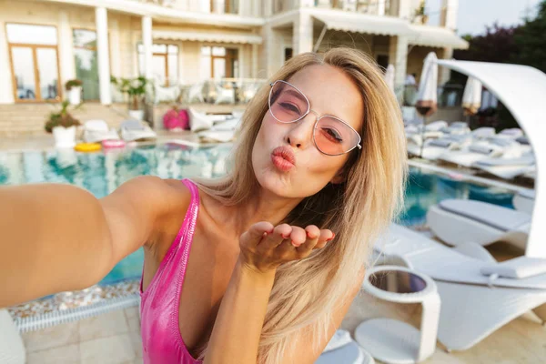 Ευτυχισμένος Νεαρή Γυναίκα Μαγιό Γυαλιά Ηλίου Λαμβάνοντας Μια Selfie Ξοδεύοντας — Φωτογραφία Αρχείου
