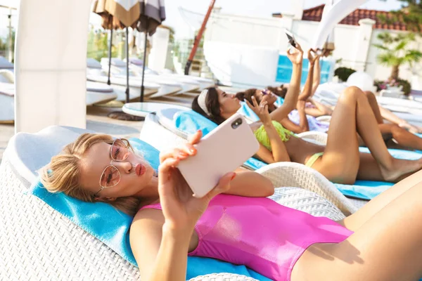 Four Beautiful Young Women Swimsuits Taking Selfie While Spending Good — Stock Photo, Image