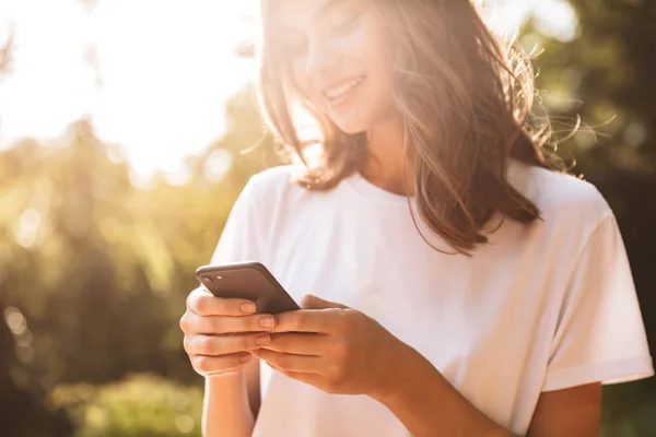 Sorrindo Menina Usando Telefone Celular Parque Livre — Fotografia de Stock