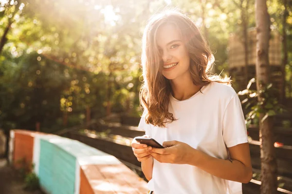 Mobiltelefon Használata Parkban Szabadban Vidám Fiatal Lány — Stock Fotó