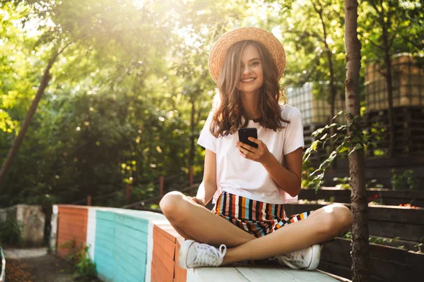 Positve Chica Joven Utilizando Teléfono Móvil Parque Aire Libre —  Fotos de Stock